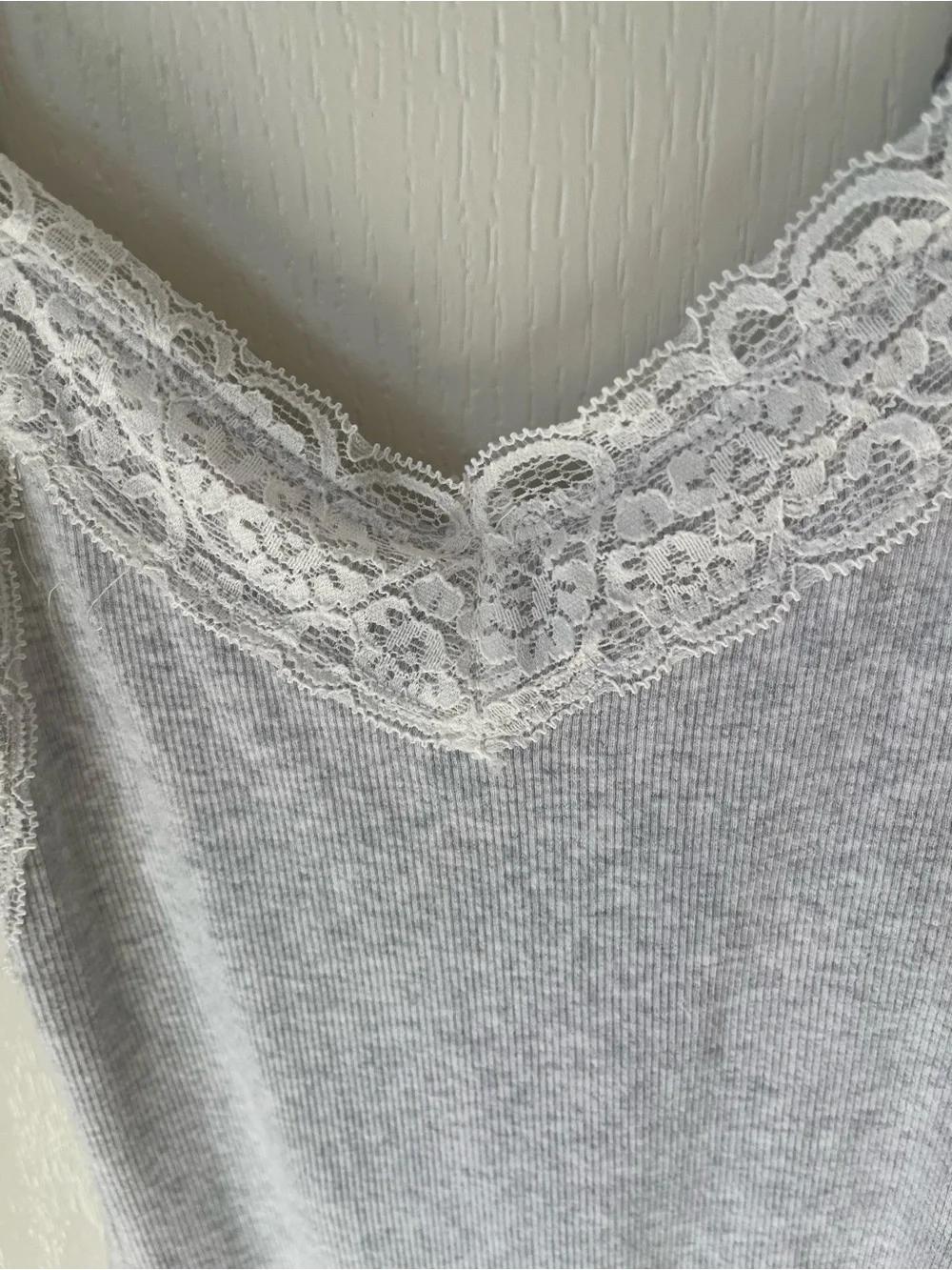 Hollister Lace-Trim Cami in light heather gray size xxs